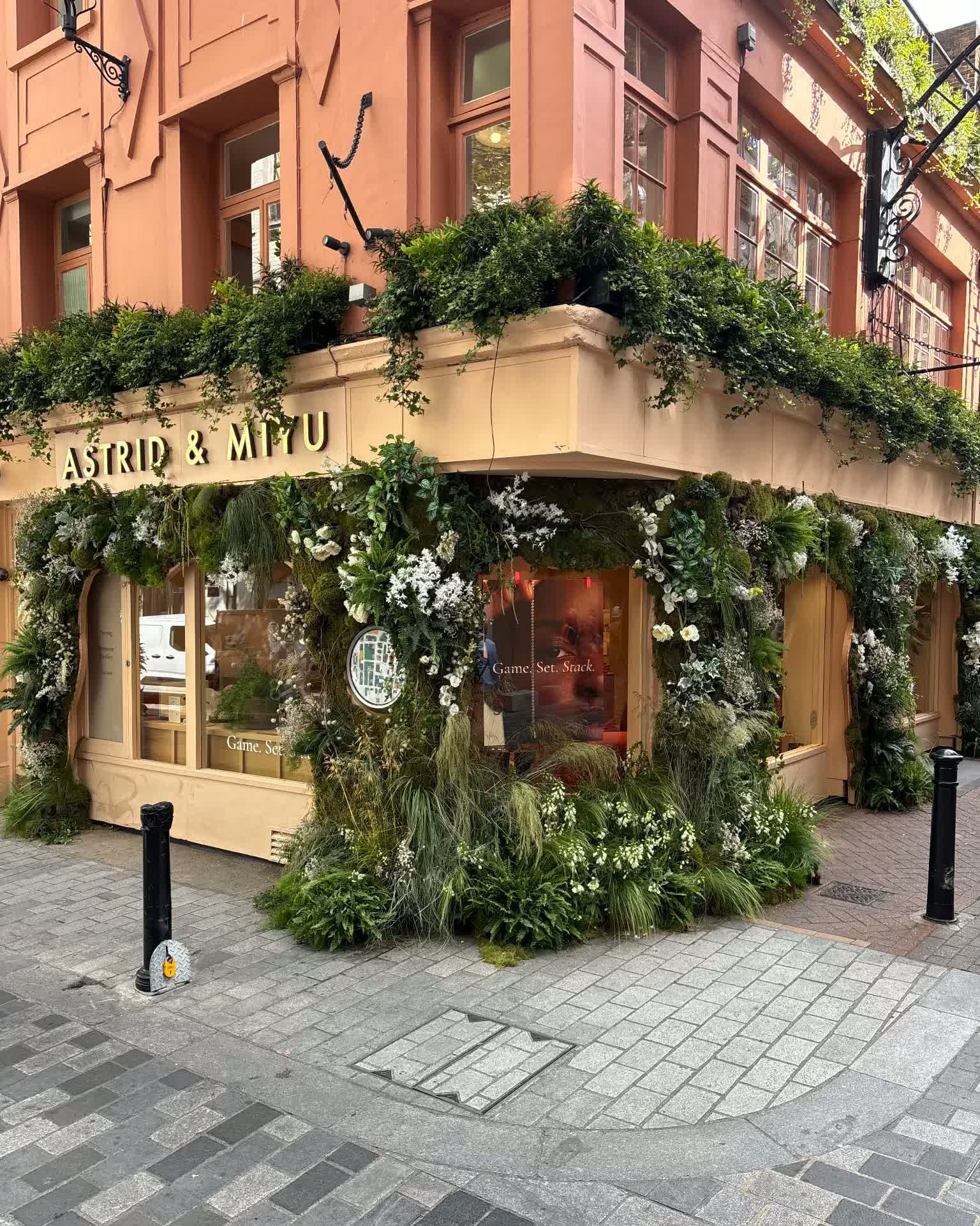 Carnaby Corner, Retail, Installation