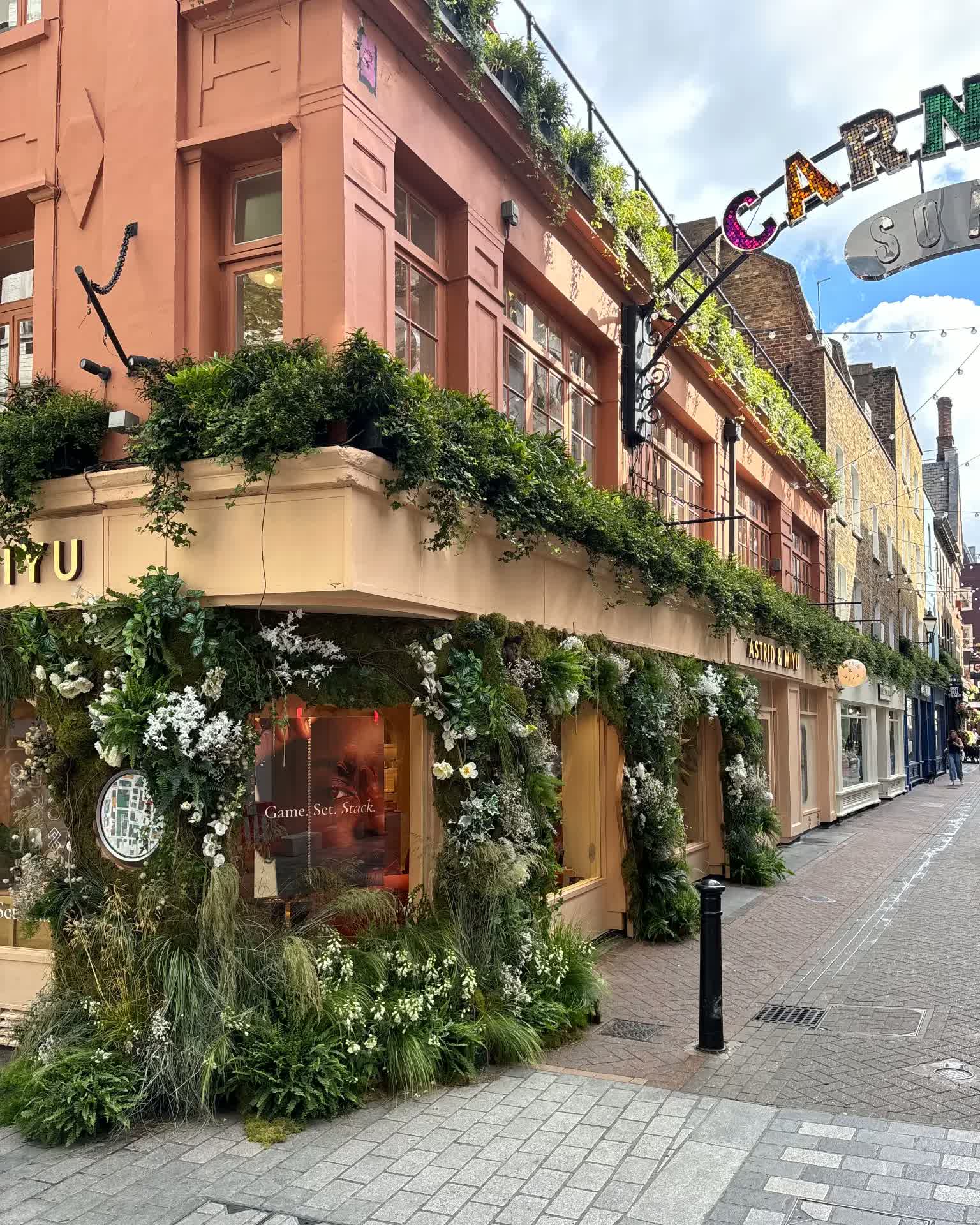 Street View, Retail, Installation