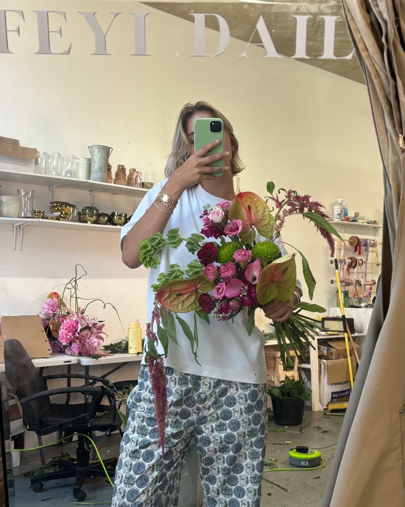 Studio Mirror, Studio, Bouquet