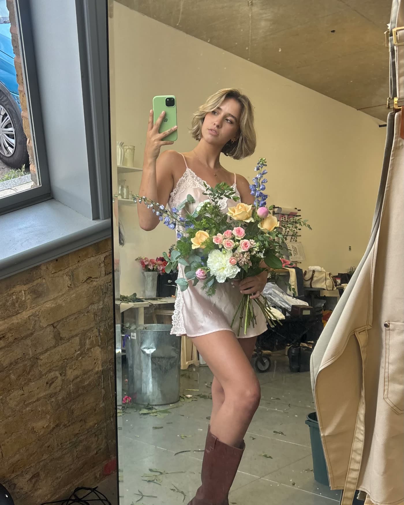 Mirror, Studio, Studio, Bouquet